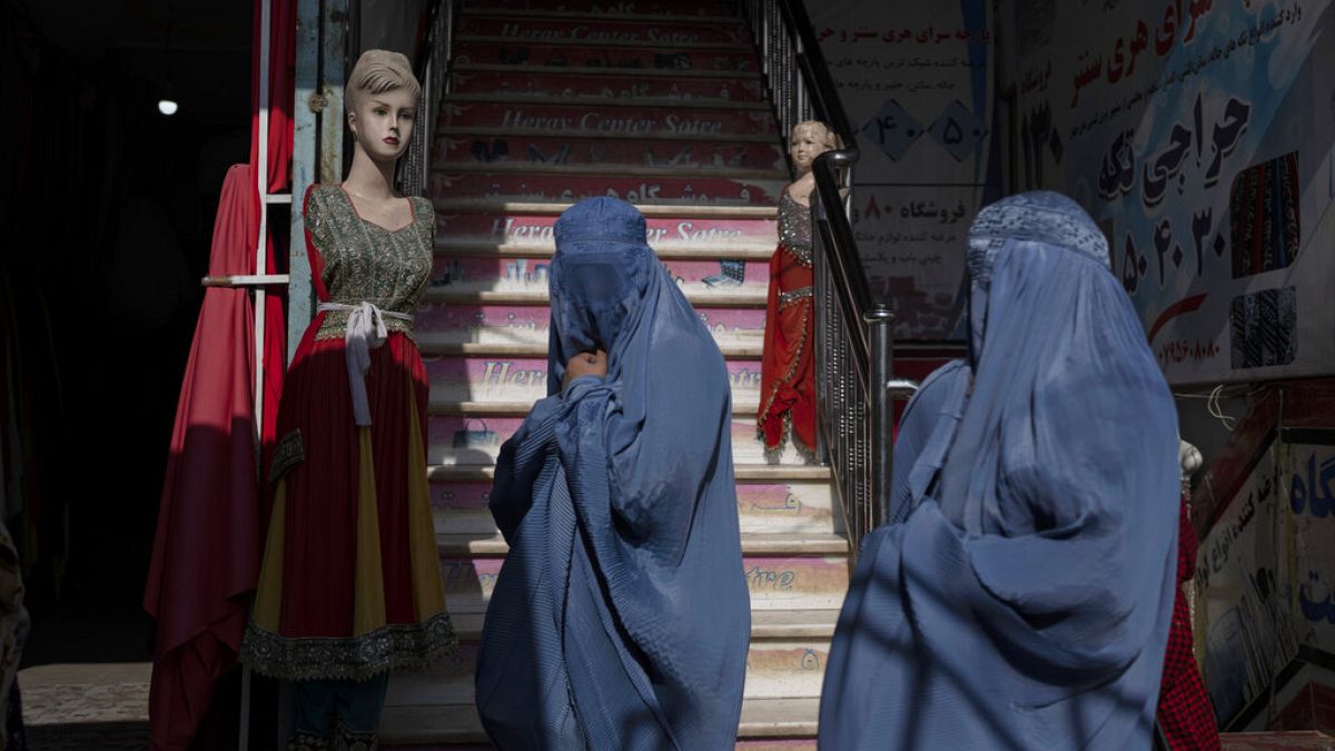 Burka giymiş iki kız kardeş Afganistan'da şarkı söyleyip Taliban'a "meydan okuyor"