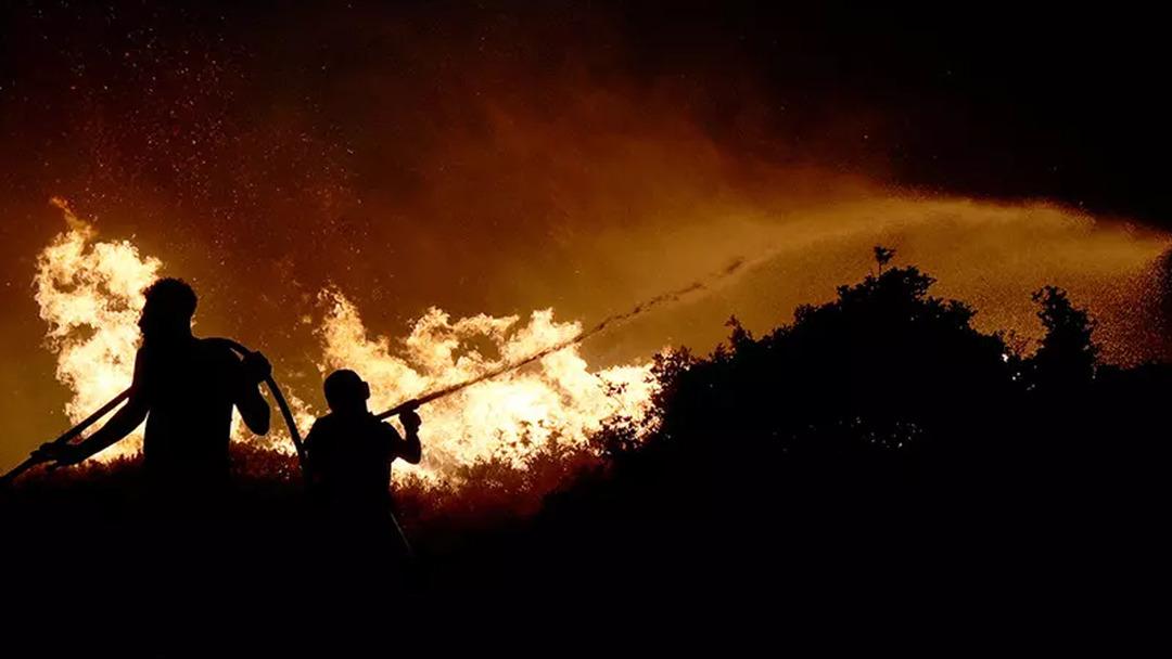 Bir korku filmi gibi ... Ateş ormanı ateşindeki bir araç alevler 2'den geçti