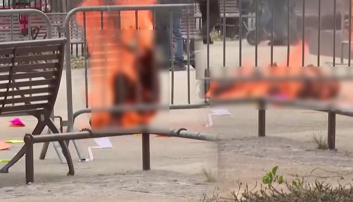 ABD bu görüntüyü konuşuyor!  Trump'ın duruşmasının yapıldığı yerin önünde kendini ateşe verdi