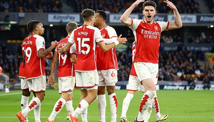 İngiltere'de lider yine değişti!  Arsenal, İngiltere Premier Ligi'nde oynanacak birden fazla maçla birinci sırada yer aldı.