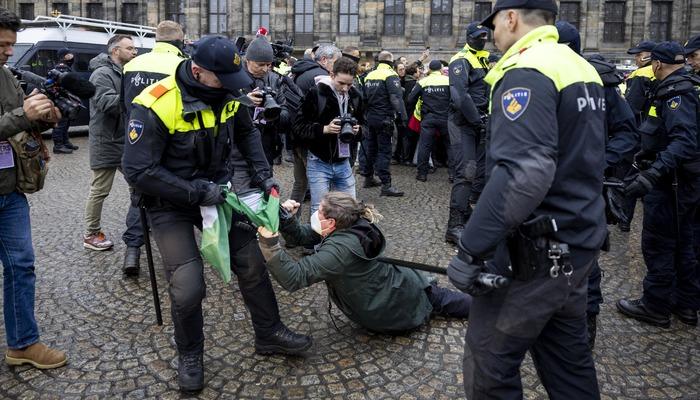 Amsterdam'da Filistinli destekçilere sert polis müdahalesi: 100'den fazla kişi tutuklandı