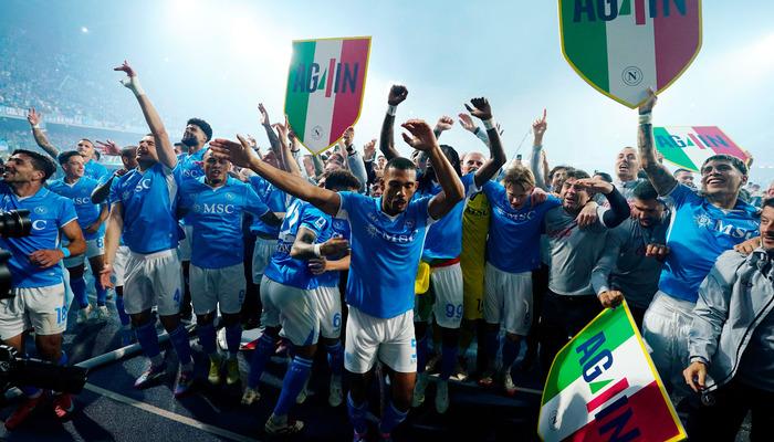 İtalya Serie A'da son hafta maçında Cagliari'yi 2-0 yenen Napoli şampiyon oldu!