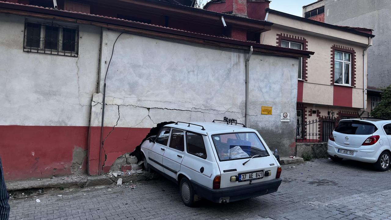Otomobil direksiyon hakimiyetini kaybederek binaya çarptı
