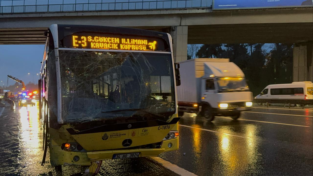İstanbul'da özel halk otobüsü ile kamyon çarpıştı
