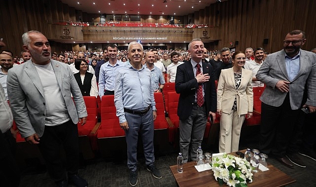 Kocaeli Büyükşehir Belediye Başkanı Tahir Büyükakın, Büyükşehir personeliyle kutladı - GÜNDEM