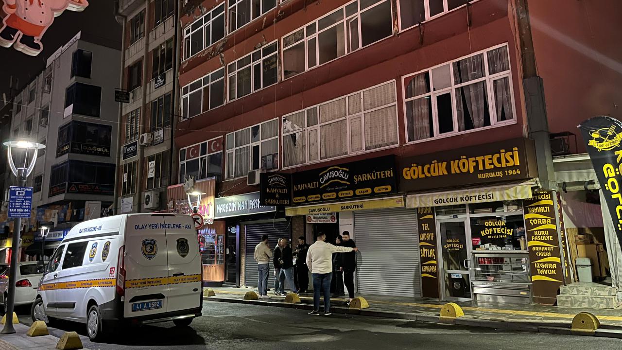 Kocaeli'de 5 katlı iş merkezinin ikinci katında yangın