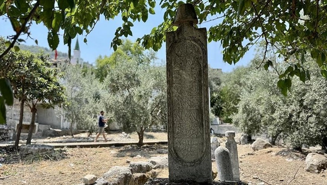 Fethiye'deki Ahmet Gazi Türbesi'nin bitişiğinde yer alan tarihi mezarlar restore edilecek