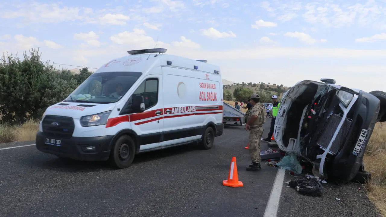 Diyarbakır’da minibüs devrildi: 5 ölü, çok sayıda yaralı!