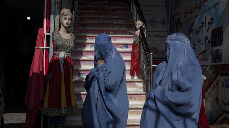 Burka giymiş iki kız kardeş Afganistan’da şarkı söyleyip Taliban’a “meydan okuyor”