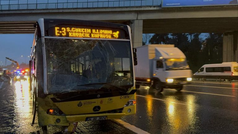 İstanbul’da özel halk otobüsü ile kamyon çarpıştı