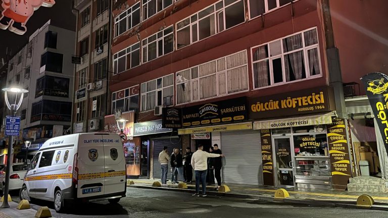 Kocaeli’de 5 katlı iş merkezinin ikinci katında yangın