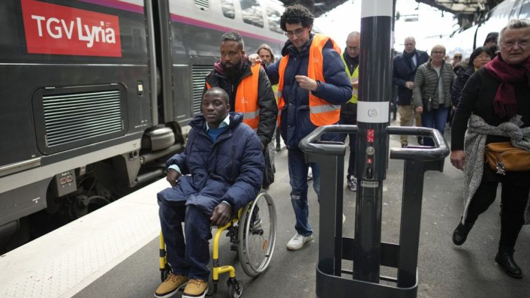 Paralimpik Oyunları: Paris Metrosu'nun engelliler için uygun olmaması eleştirilere yol açtı