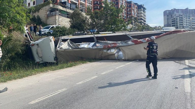Bursa'da devrilen tır ulaşımda aksamaya neden oldu