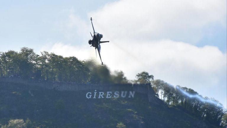 SOLOTÜRK Giresun'da gösteri uçuşu gerçekleştirdi