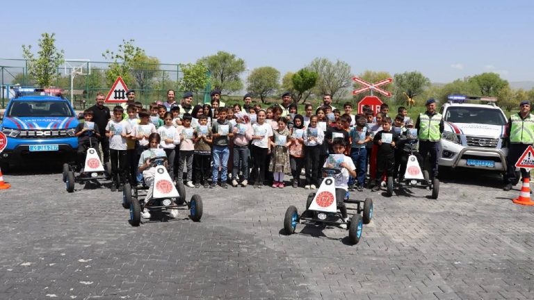Muş'ta çocuklara trafik eğitimi verildi