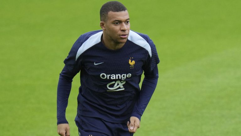 Fransa milli takım kaptanı Mbappé 'aşırılığa' karşı oy çağrısında bulundu