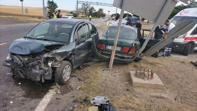 Çankırı'da iki otomobil kafa kafaya çarpıştı: 8 yaralı