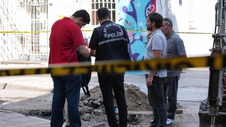İzmir'de elektrik çarpması sonucu hayatını kaybeden 2 kişinin ölümüyle ilgili 29 kişi gözaltına alındı