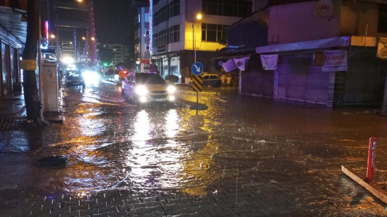 Samsun'da şiddetli yağış su baskınlarına neden oldu
