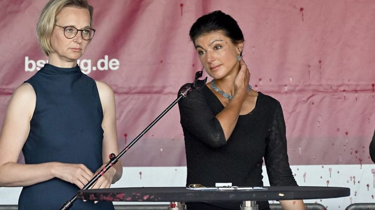 Gösteri sırasında Alman siyasetçi Sahra Wagenknecht'e kırmızı boyayla saldırı