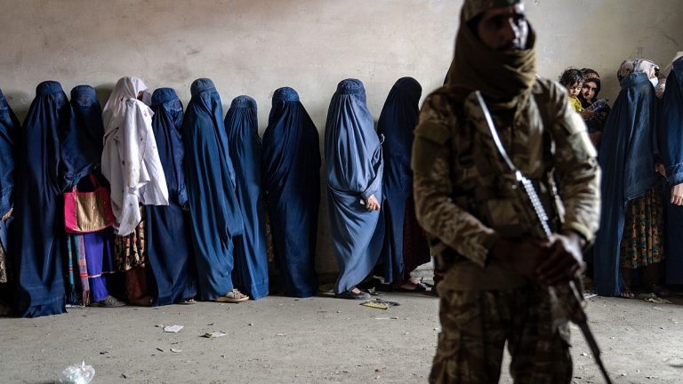 Taliban kamusal alanlarda kadınların sesini ve yüzünü yasaklayan yeni kurallar getiriyor