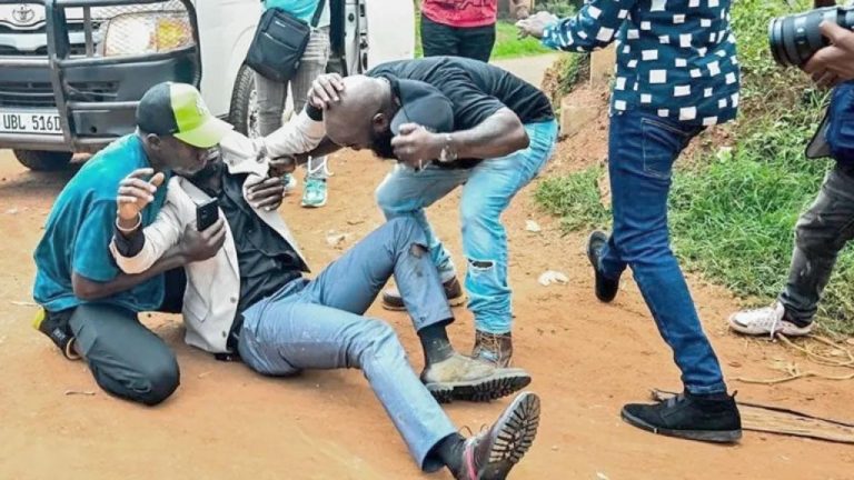 Ugandalı muhalif politikacı Bobi Wine polis tarafından bacağından vuruldu.