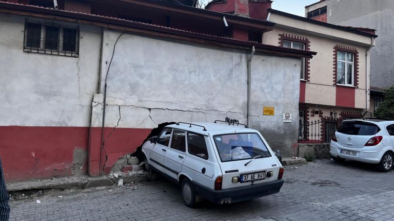 Otomobil direksiyon hakimiyetini kaybederek binaya çarptı