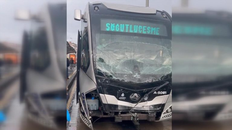 Avcılar'da iki metrobüs çarpıştı – Son Dakika Haberi