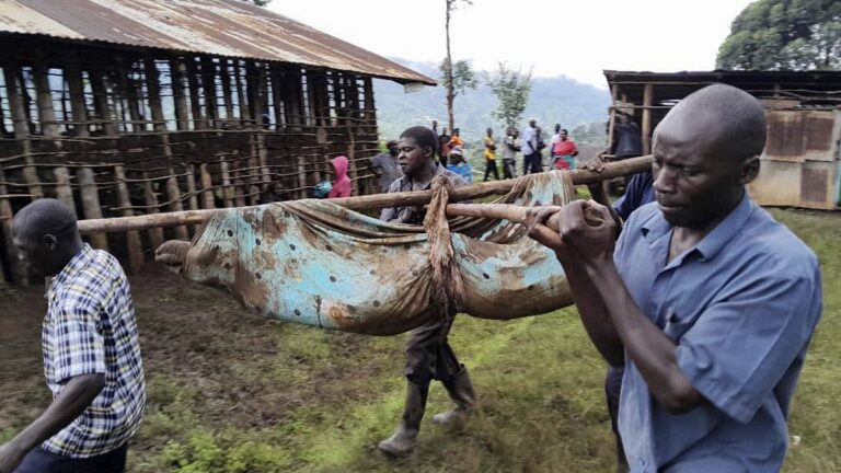 Uganda'da şiddetli yağışların ardından meydana gelen toprak kaymasında 20 kişi hayatını kaybetti.