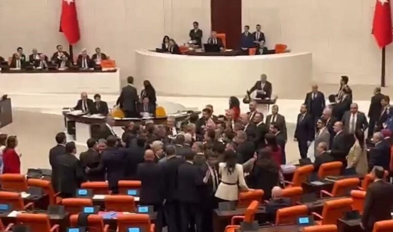 Sözlü tartışma fiziki müdahaleye dönüştü: Milletvekilleri Genel Kurulu terk etti! – Son dakika siyasi haberler