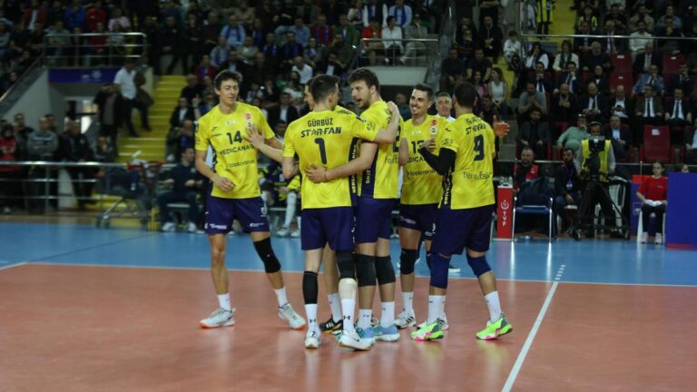 Erkek uçuş finalinde Fenerbahçe, Halkbank için bir set vermeden şampiyon oldu