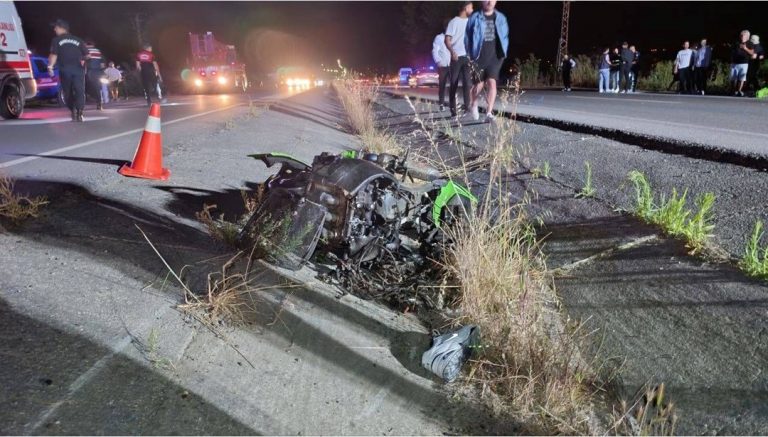 Farları yanmayan araç yarış yapan motosikletlere çarptı: 1 ölü, 3 yaralı – Son Dakika Türkiye Haberleri