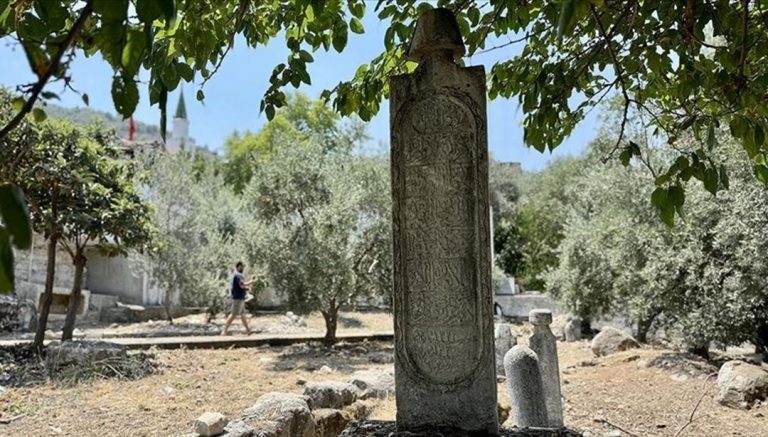 Fethiye’deki Ahmet Gazi Türbesi’nin bitişiğinde yer alan tarihi mezarlar restore edilecek
