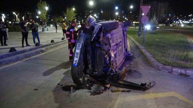 Malatya'daki kontrol dışı araç yan taraftaydı: 1 yaralı 5