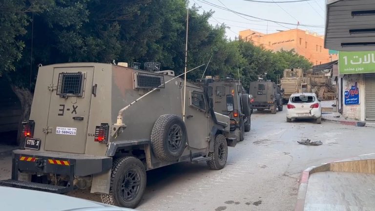 İşgalci İsrail, Batı Şeria’da düzenlediği baskınlarda 11 Filistinliyi gözaltına aldı