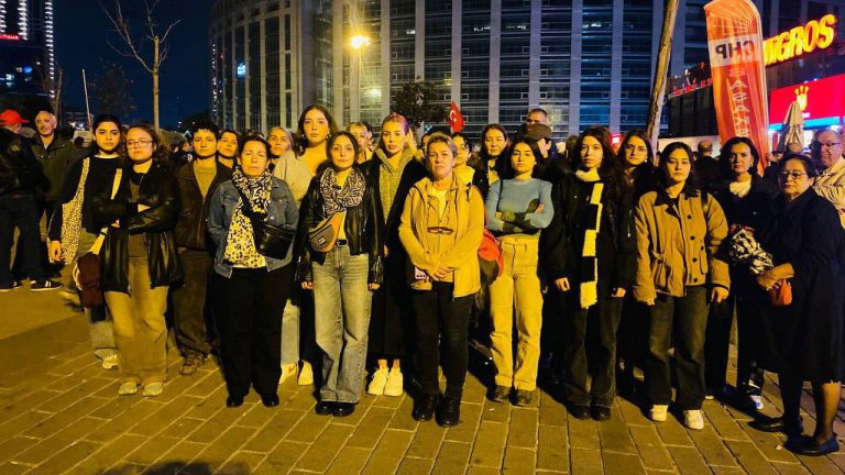 Adliye ablukadayken birkaç sokak ötede kadın cinayeti yaşandı! Kadınlardan Nilay Kotan cinayetine protesto – Son Dakika Türkiye Haberleri