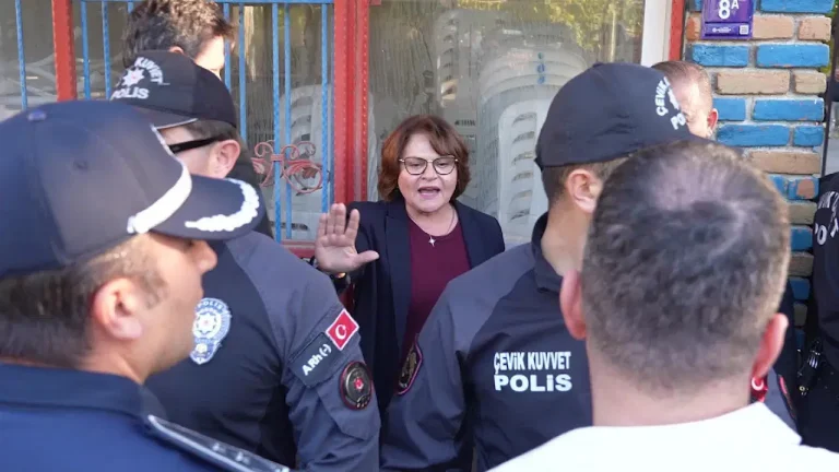 Didim Belediye Başkanı Gençay, Büyükşehir’in polis eşliğinde yaptığı tahliye girişimine müdahale etti – Son Dakika Türkiye Haberleri