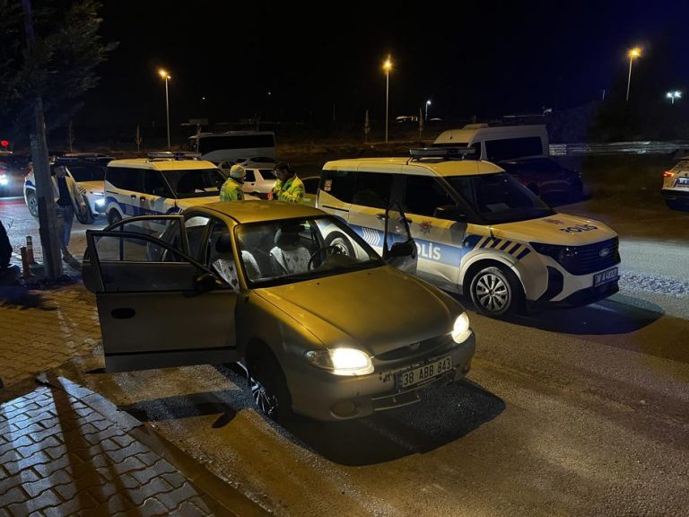 Polise Çarpıp Kaçan 4 Şüpheli Yakalandı