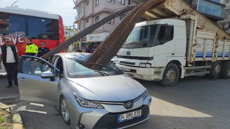 Şok Eden Kaza: Kamyondaki Demirler Araç Camına Saplandı