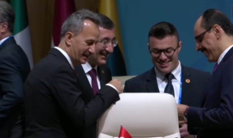 Yakından incelediler. Cumhurbaşkanı Erdoğan’ın kalemi ilgi odağı oldu